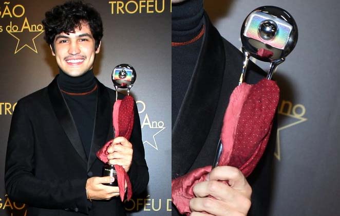 Gabriel Leone posa com seu troféu