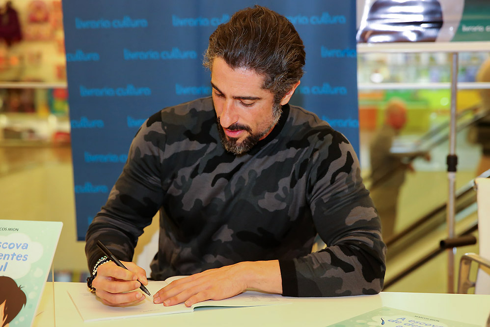 Marcos Mion lança livro infantil para homenagear o filho