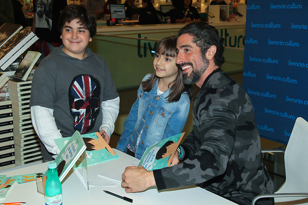 Marcos Mion lança livro infantil para homenagear o filho