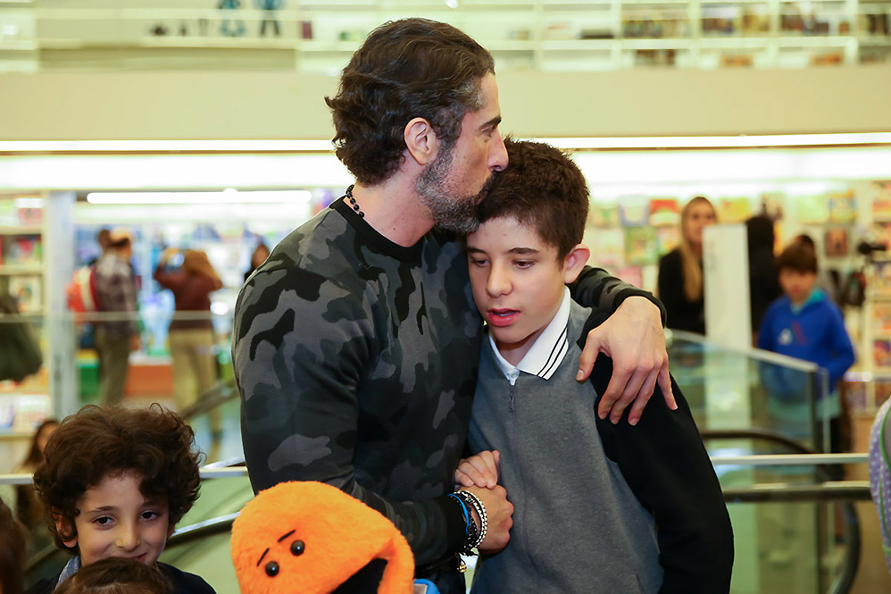 Marcos Mion lança livro infantil para homenagear o filho