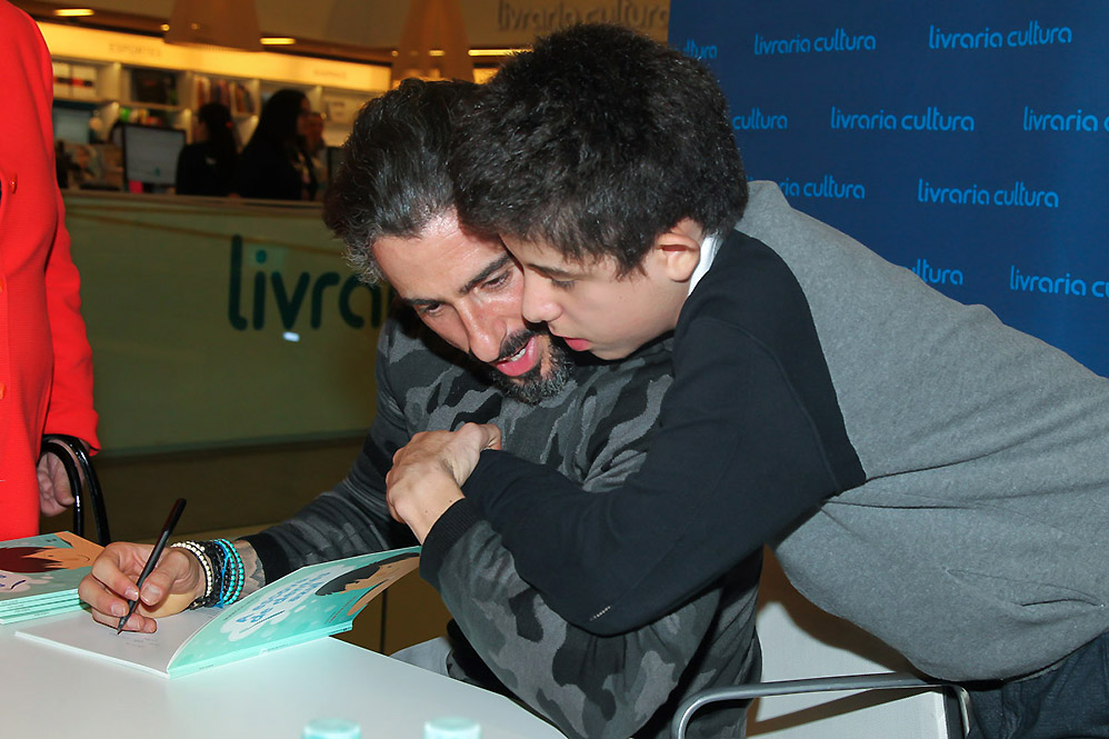 Marcos Mion lança livro infantil para homenagear o filho