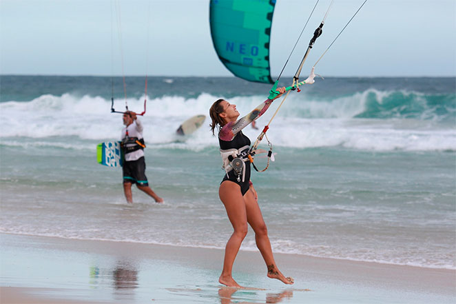 Cristiane Dias exibe corpão em dia de kitesurf