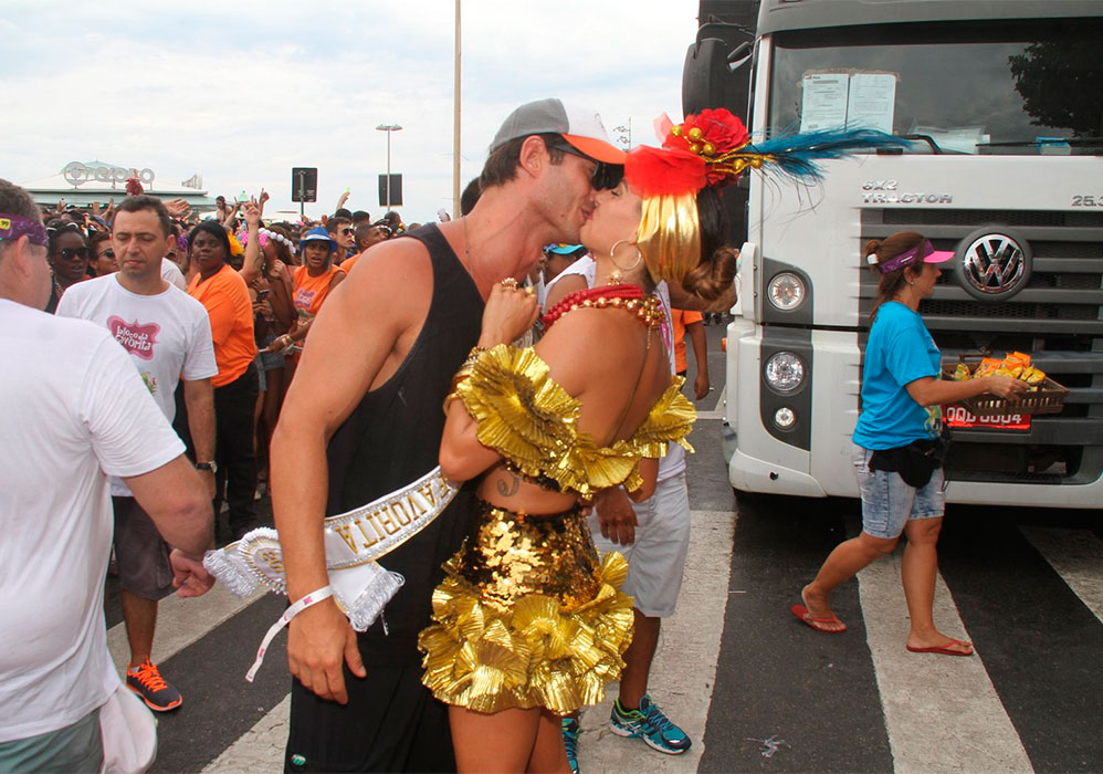 Isis Valverde ganha beijão do namorado André Resende