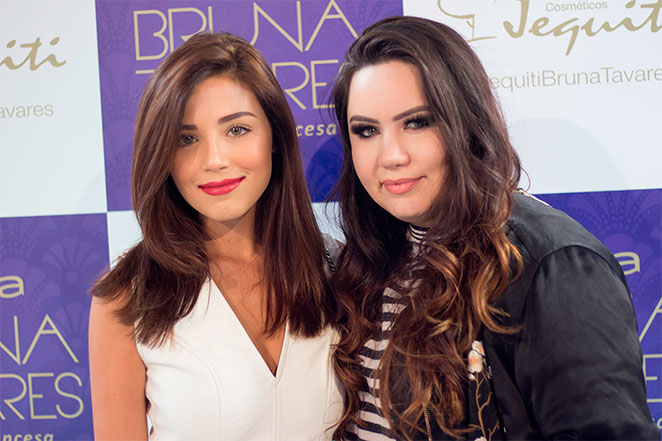 Blogueira Bruna Tavares esbanja alegria para lançar coleção de maquiagem