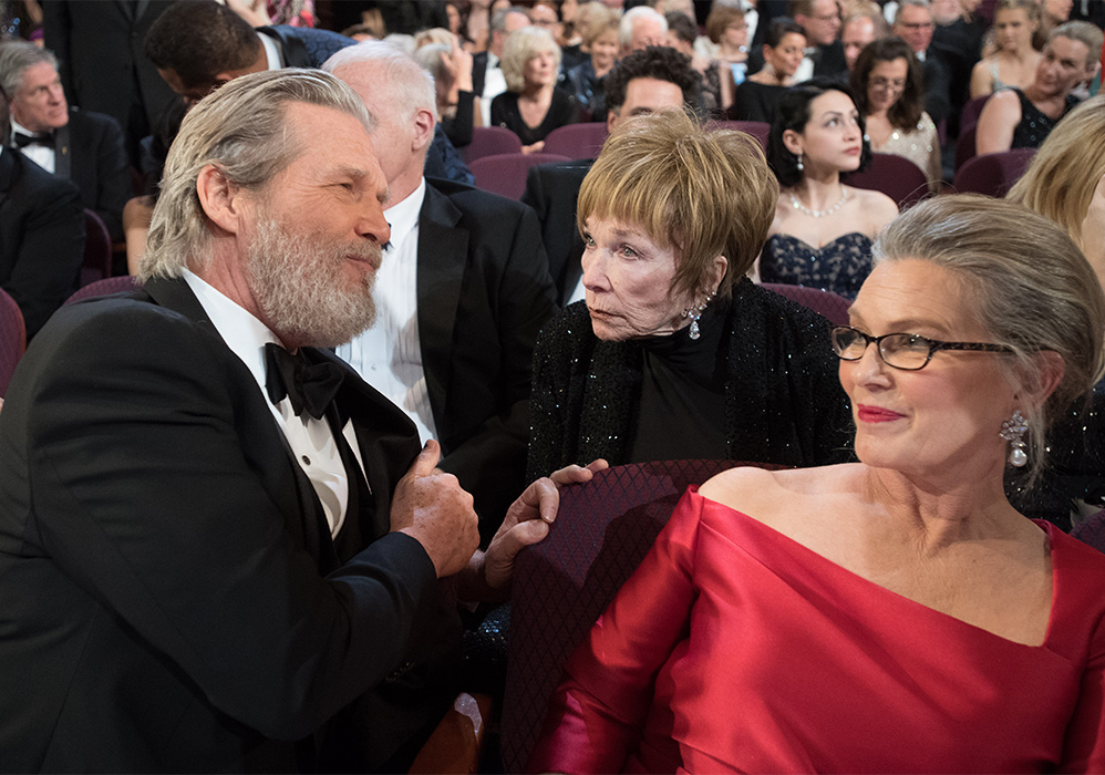 Fuxico animado entre Jeff Bridges e Shirley MacLaine