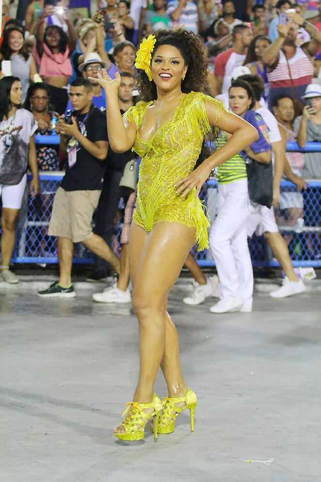 Juliana Alves mostra garra e samba no pé em ensaio na Sapucaí