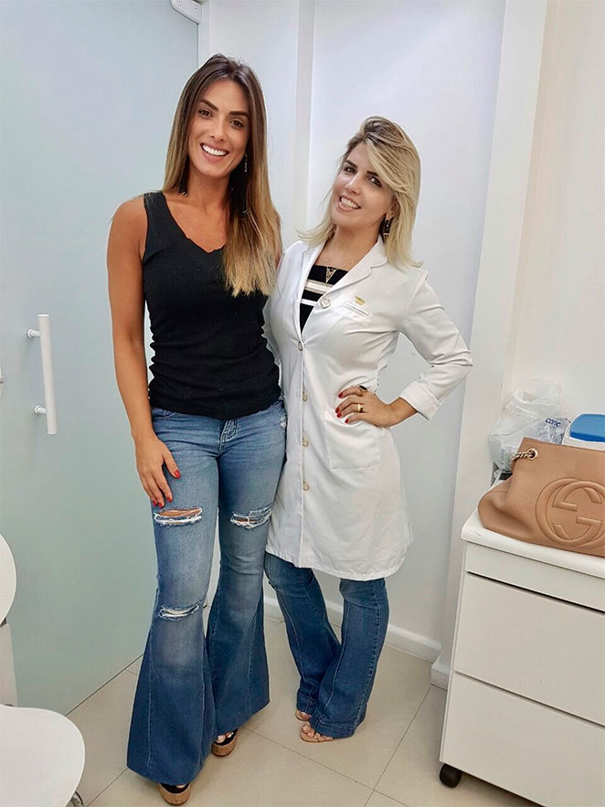 Nicole Bahls faz aplicação botox no rosto