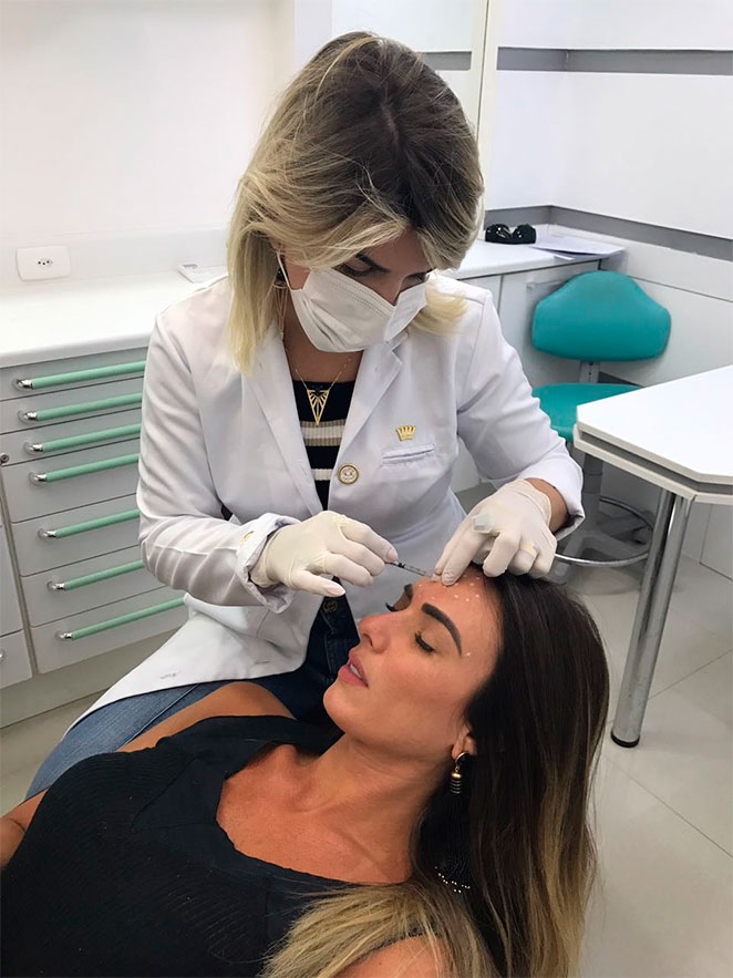 Nicole Bahls faz aplicação botox no rosto