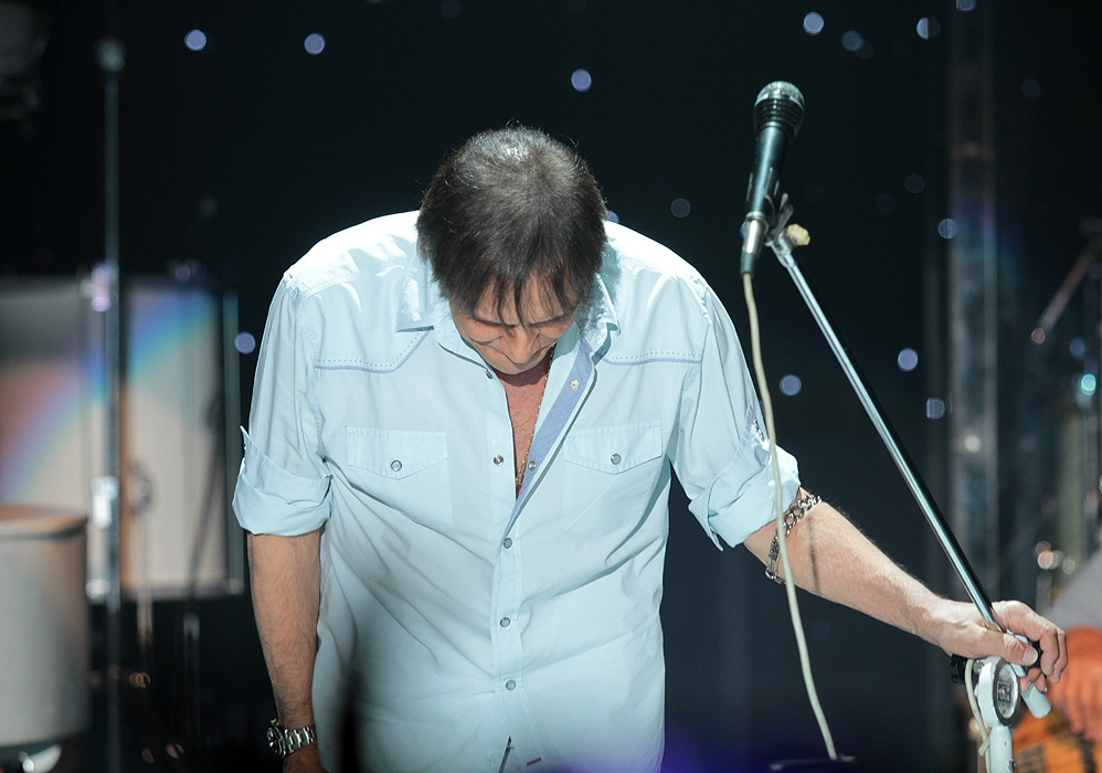 Roberto Carlos entrega prêmio aos vencedores do karaokê OFuxico