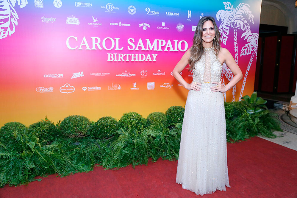 Carol Sampaio recebe celebridades em sua festa de 35 anos