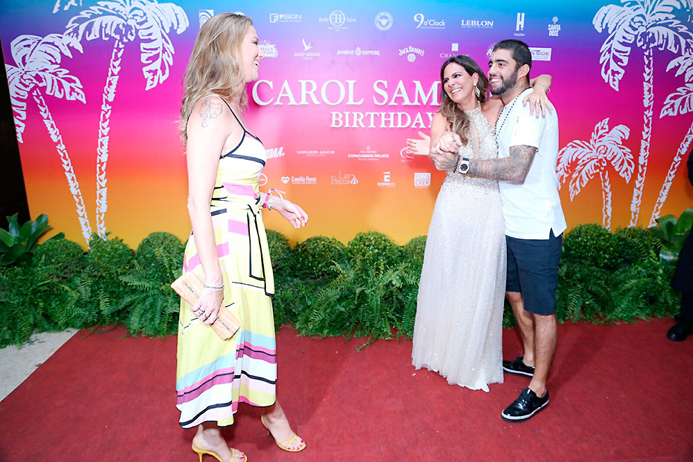 Carol Sampaio dança com Pedro Scooby e Piovani observa rindo