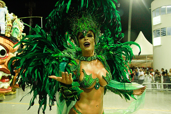 Beldades exibem corpos sarados no Desfile das Campeãs, em SP