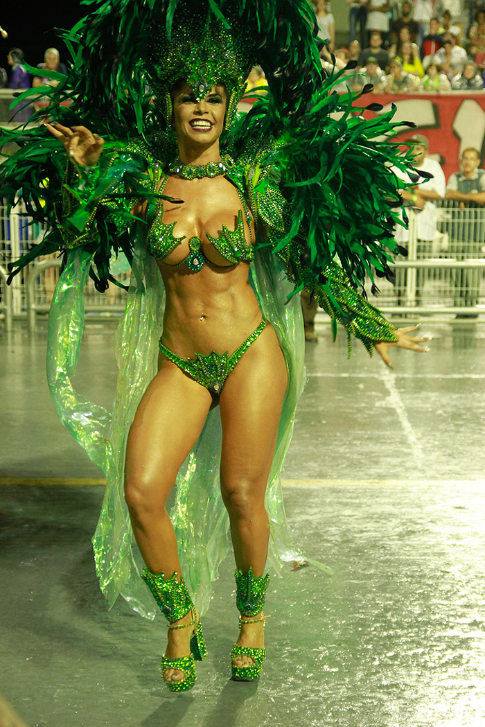 Beldades exibem corpos sarados no Desfile das Campeãs, em SP