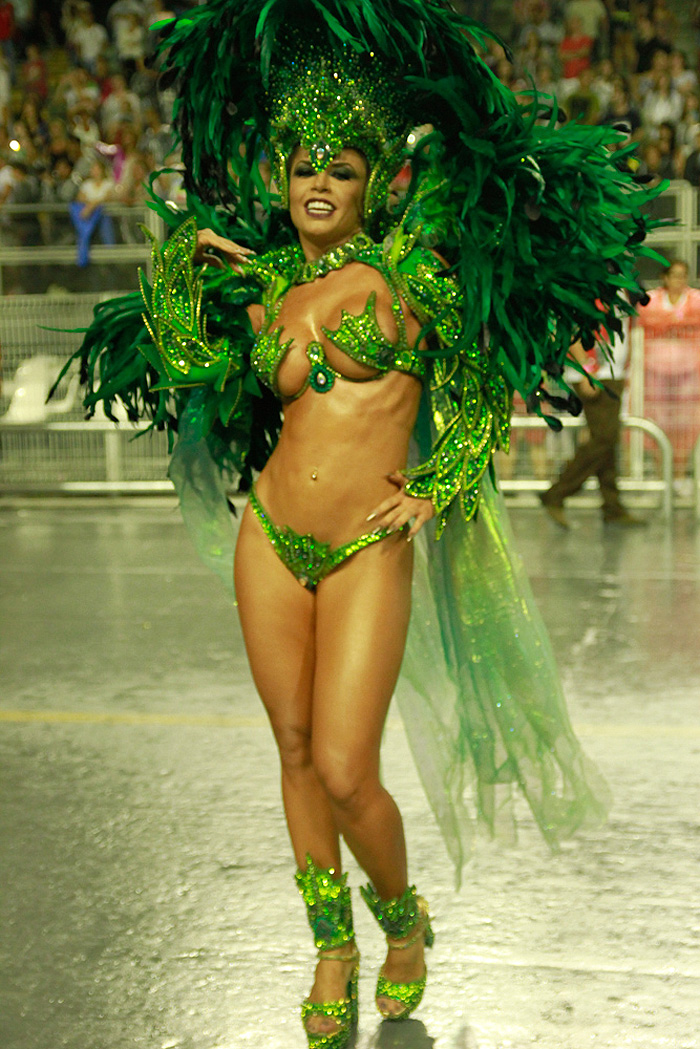 Beldades exibem corpos sarados no Desfile das Campeãs, em SP