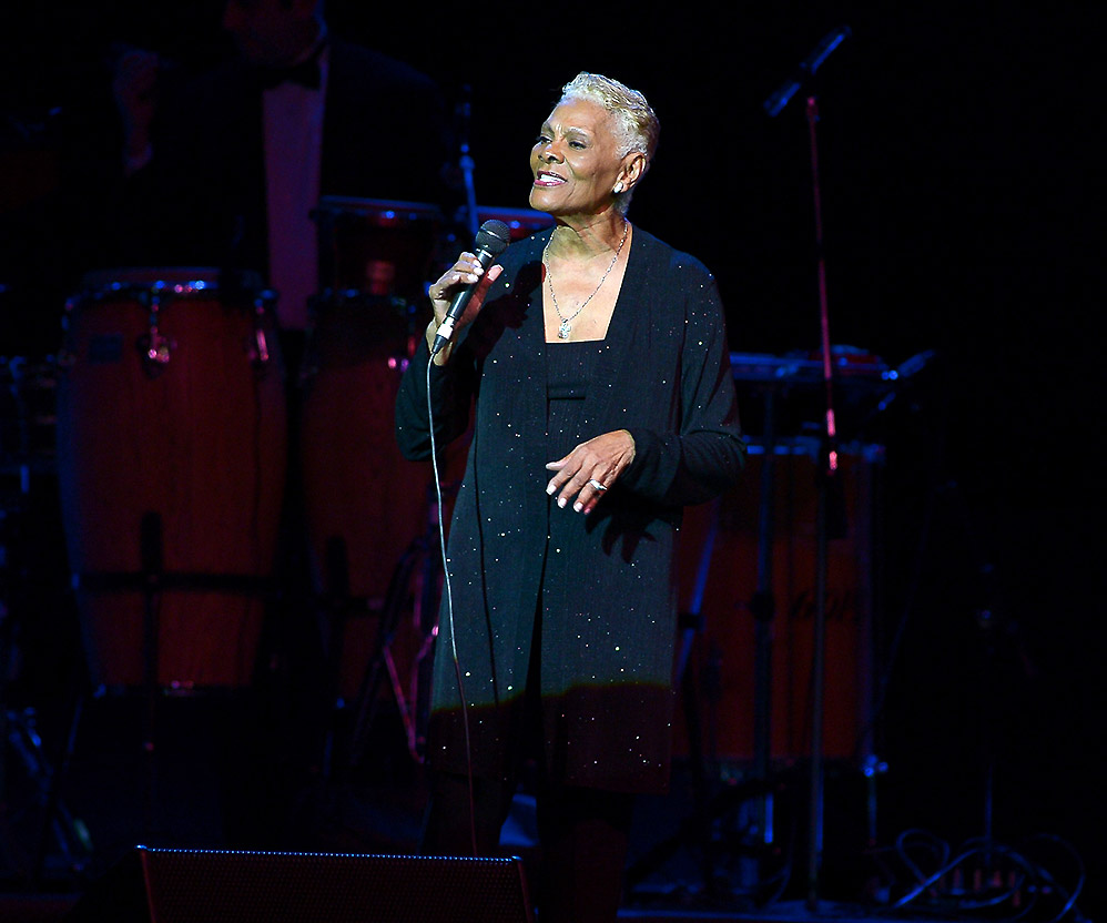 Dionne Warwick lota casa de shows em São Paulo