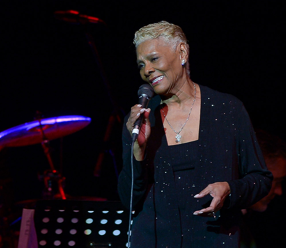 Dionne Warwick lota casa de shows em São Paulo