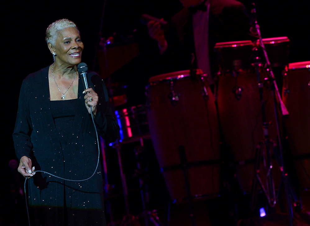 Dionne Warwick lota casa de shows em São Paulo