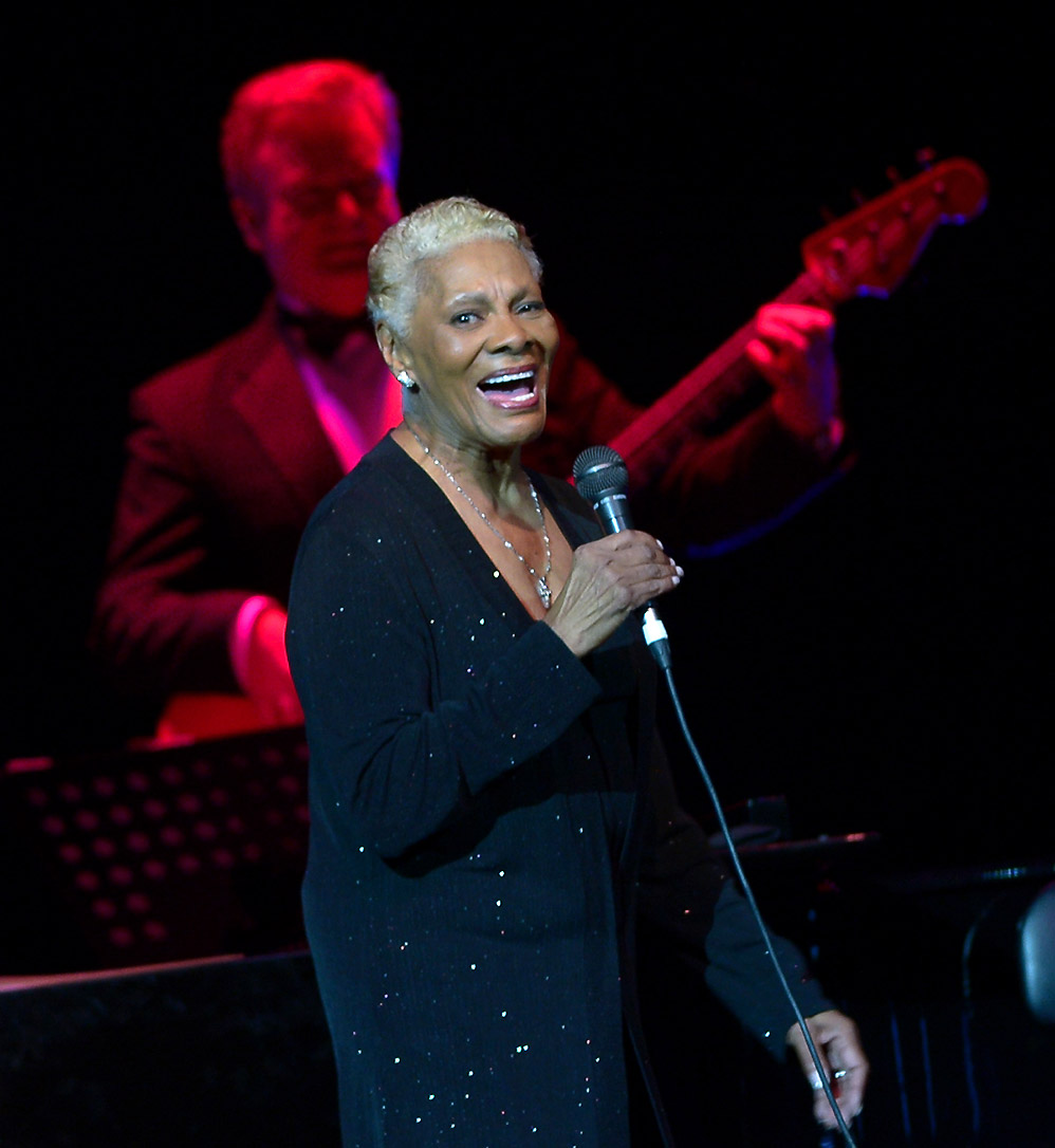Dionne Warwick lota casa de shows em São Paulo