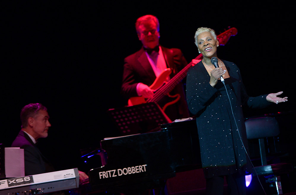 Dionne Warwick lota casa de shows em São Paulo