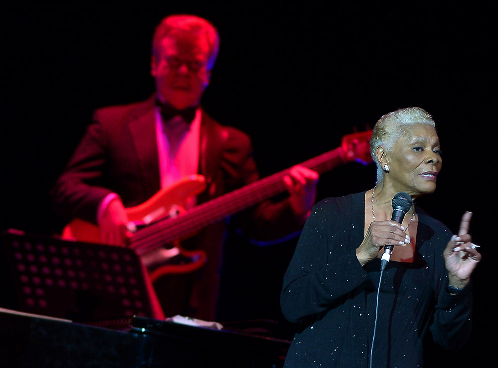 Dionne Warwick lota casa de shows em São Paulo