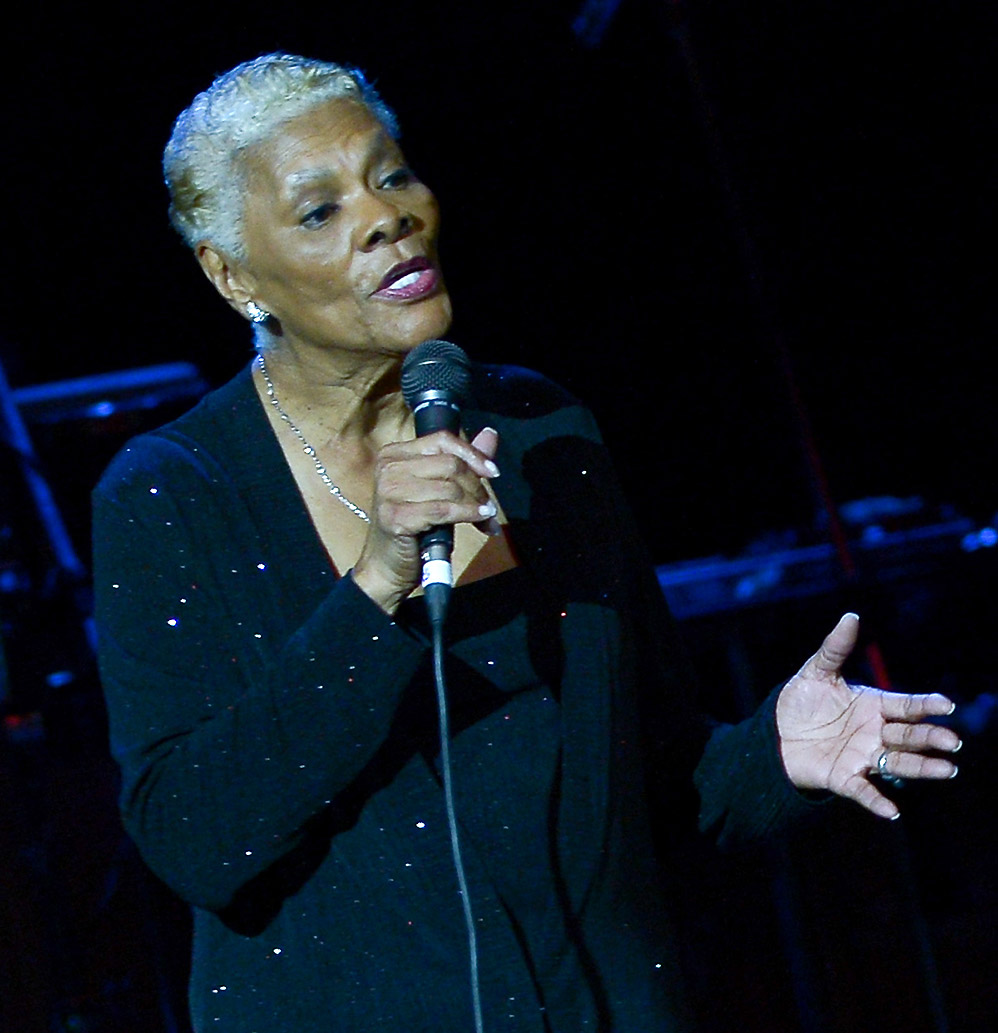Dionne Warwick lota casa de shows em São Paulo