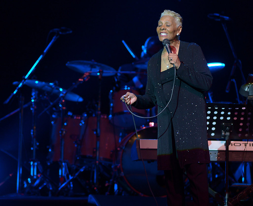 Dionne Warwick lota casa de shows em São Paulo