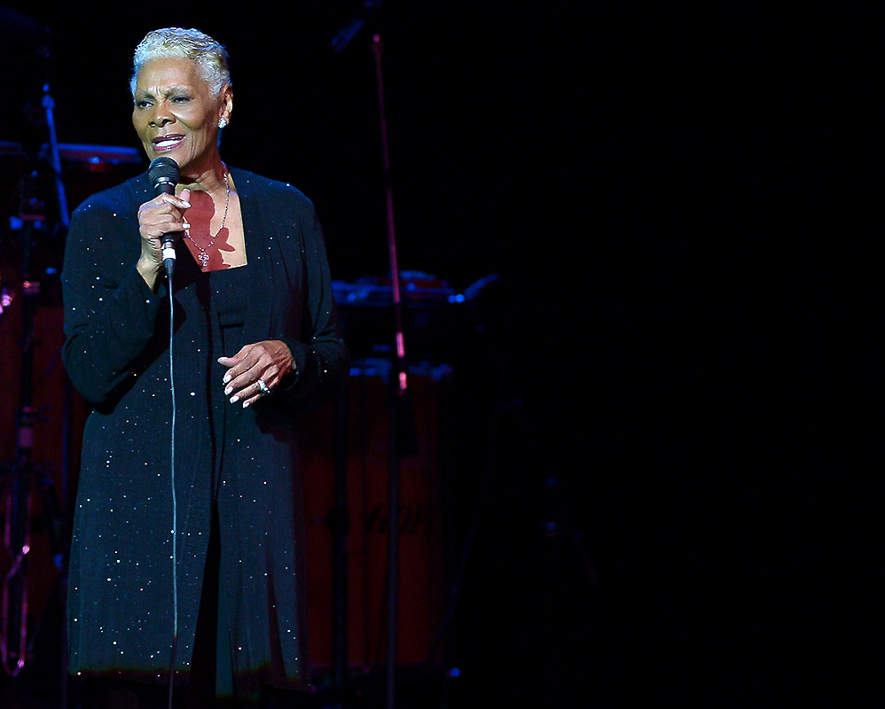 Dionne Warwick lota casa de shows em São Paulo