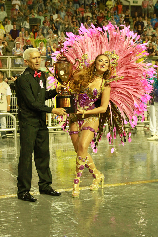 Sambódromo: Ellen Rocche desfila com troféu da Rosas de Ouro