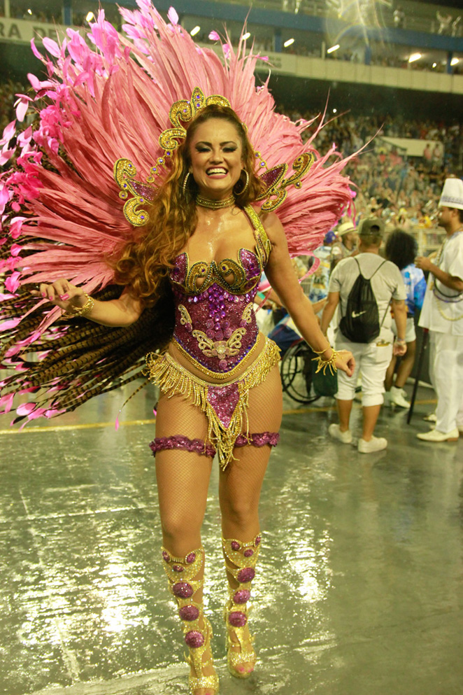 Sambódromo: Ellen Rocche desfila com troféu da Rosas de Ouro