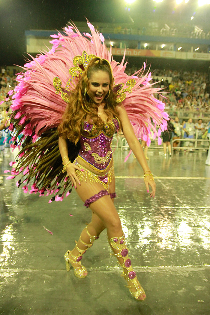 Beldades exibem corpos sarados no Desfile das Campeãs, em SP