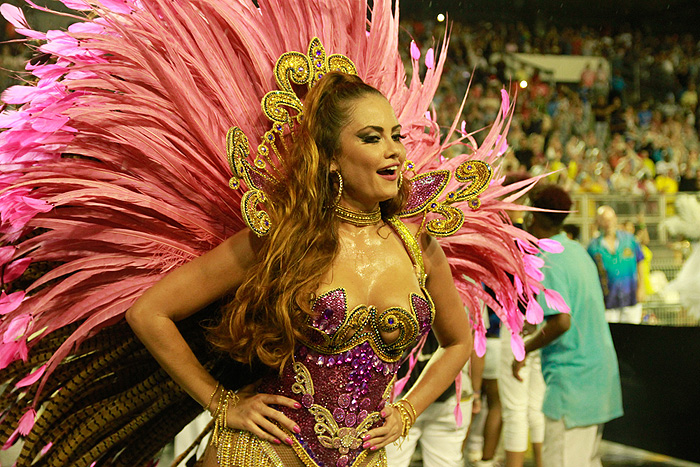 Beldades exibem corpos sarados no Desfile das Campeãs, em SP