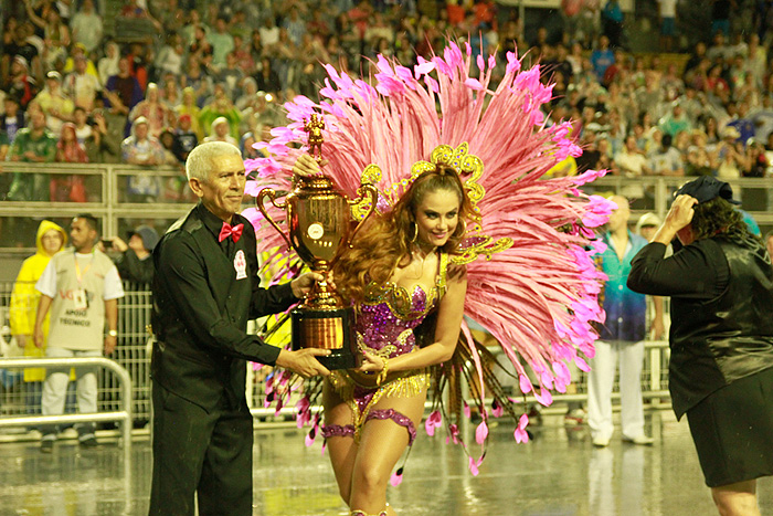Beldades exibem corpos sarados no Desfile das Campeãs, em SP