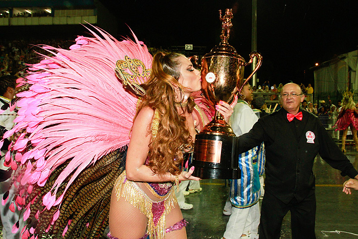Beldades exibem corpos sarados no Desfile das Campeãs, em SP