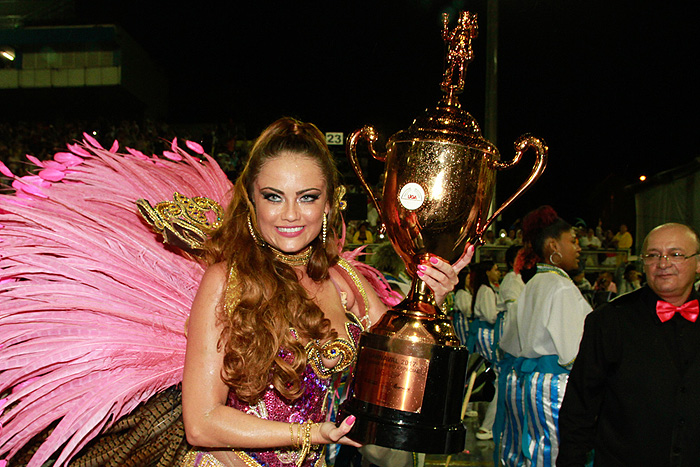 Beldades exibem corpos sarados no Desfile das Campeãs, em SP