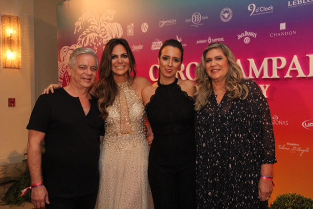 Carol Sampaio recebe celebridades em sua festa de 35 anos