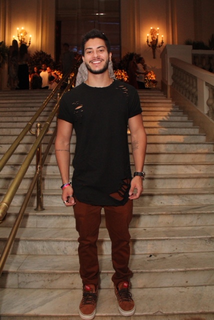 Carol Sampaio recebe celebridades em sua festa de 35 anos