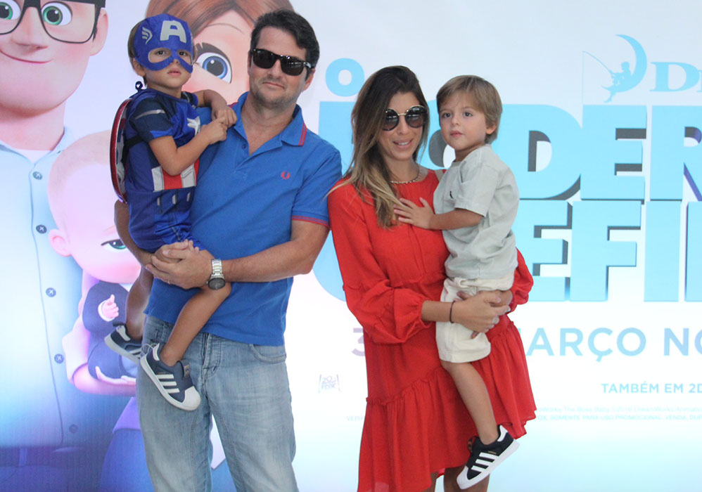 Marcelo Serrado, esposa e os filhos, Felipe e Guilherme, de três anos