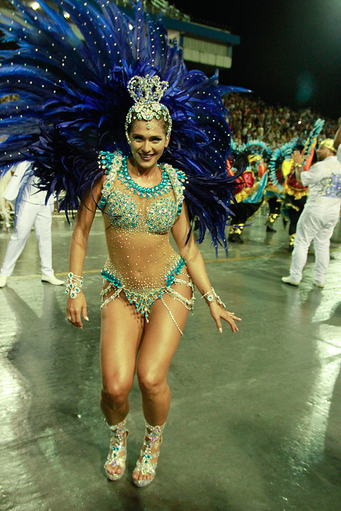 Beldades exibem corpos sarados no Desfile das Campeãs, em SP