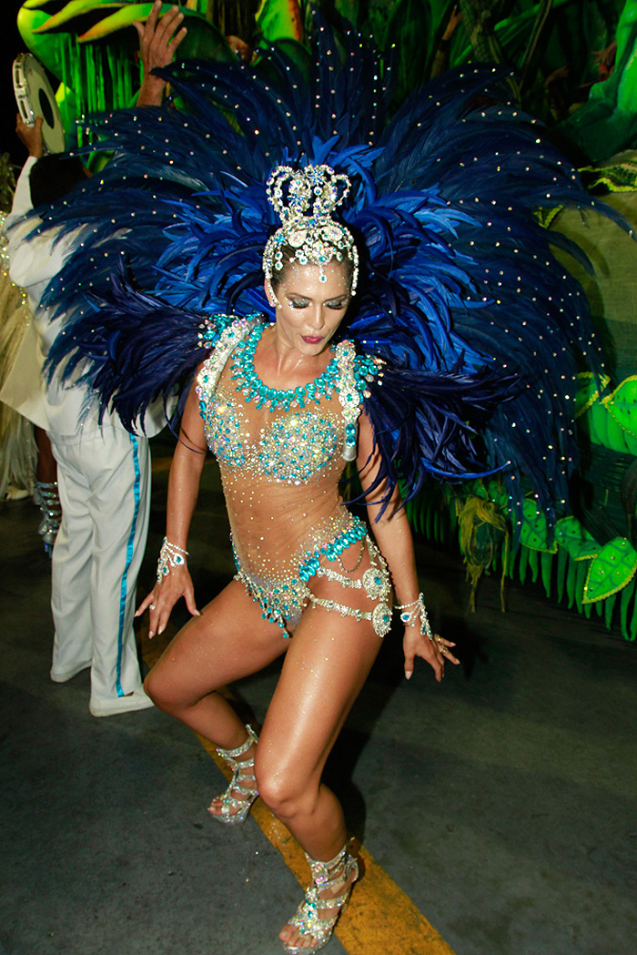 Beldades exibem corpos sarados no Desfile das Campeãs, em SP