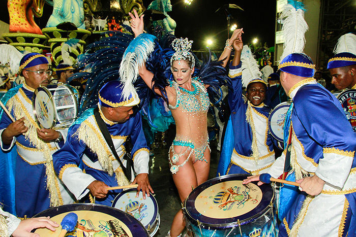Beldades exibem corpos sarados no Desfile das Campeãs, em SP