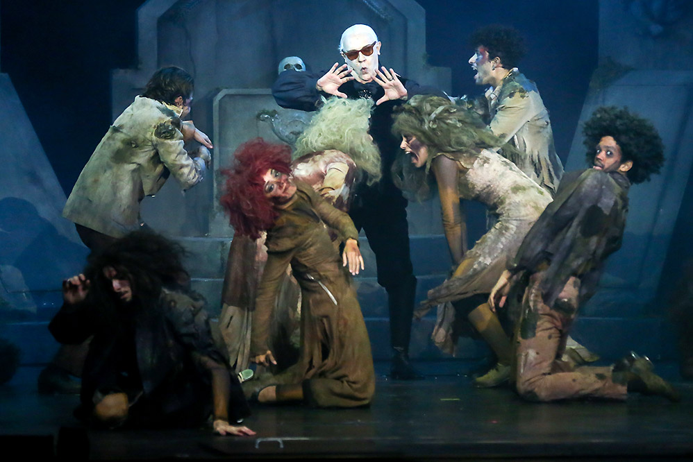 Famosos na sessão para convidados do espetáculo Vamp, no Rio