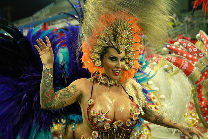 Beldades exibem corpos sarados no Desfile das Campeãs, em SP