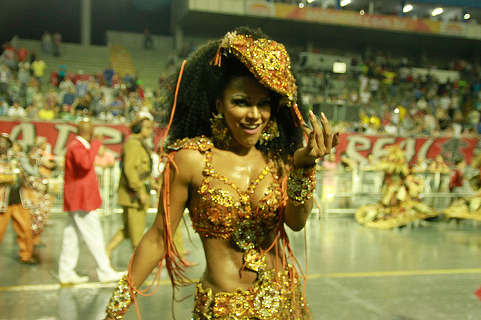 Beldades exibem corpos sarados no Desfile das Campeãs, em SP