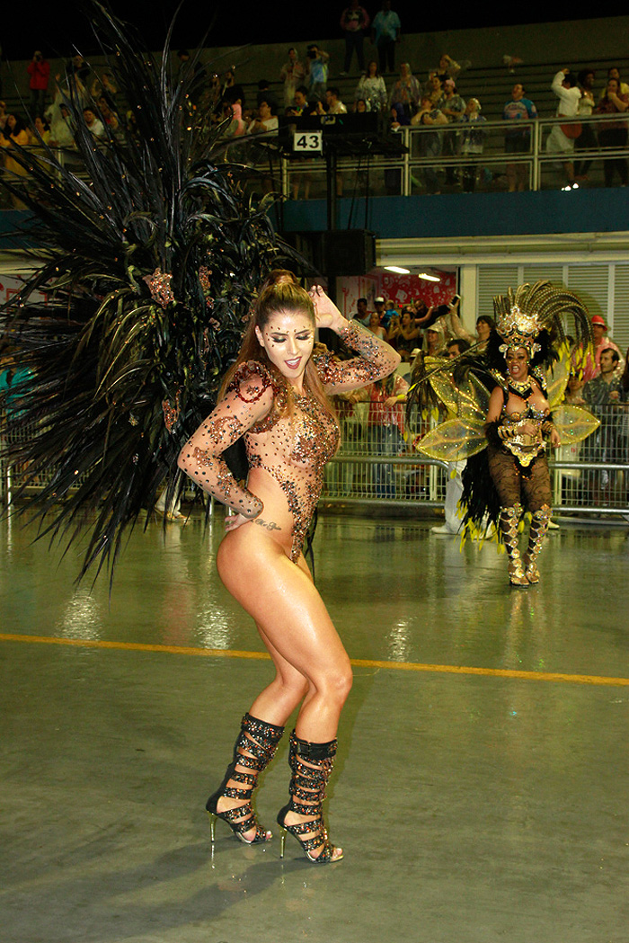 Beldades exibem corpos sarados no Desfile das Campeãs, em SP