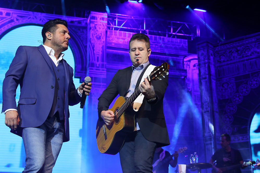 Chitãozinho e Xororó recebem amigos e família em show de SP - OFuxico