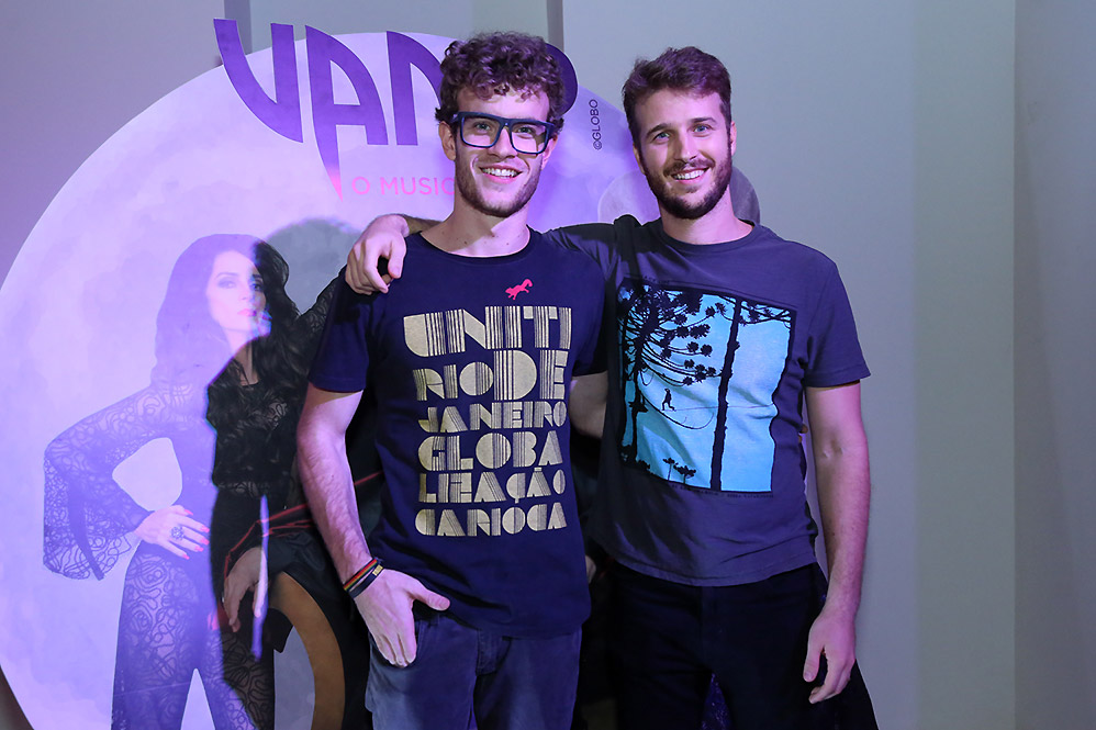 Famosos na sessão para convidados do espetáculo Vamp, no Rio