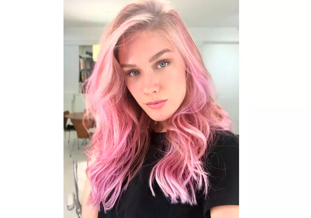 Fiorella Mattheis pintou os cabelos de rosa para viver uma personagem na série Rua Augusta, no canal pago TNT. Na produção, ela vai interpretar uma stripper chamada Mika. Ao mostrar o resultado nas redes sociais, ela contou que o processo demorou 12 horas para ficar pronto