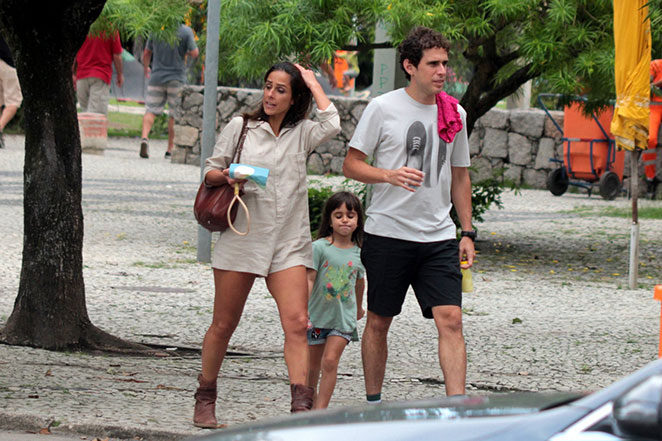 Carol Barcellos passeia com a família no Rio