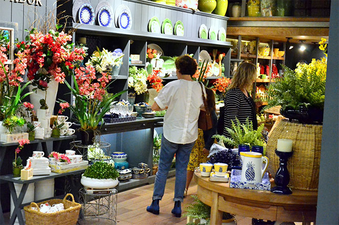 Débora Bloch faz compras em floricultura