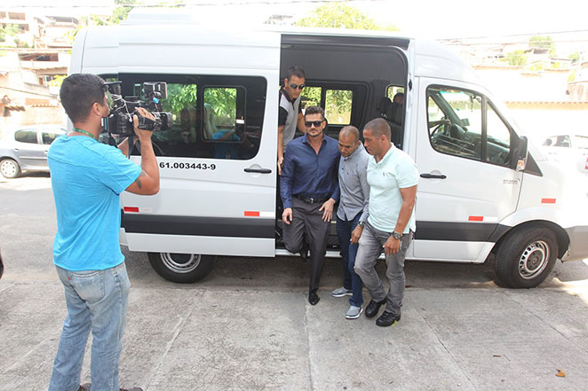 BBB17: Marcos Harter chega para depor na Delegacia da Mulher